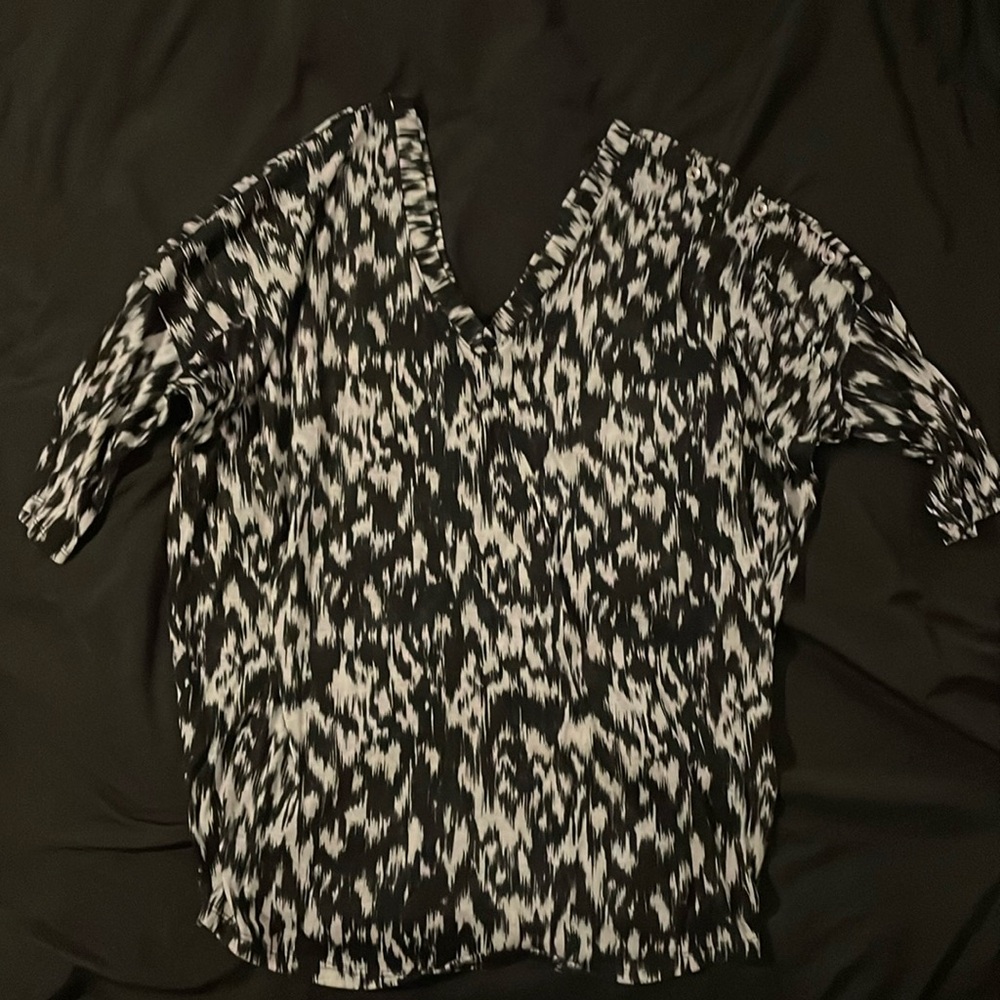 Express, size small, black and white top 3/4 sleeve. Worn 1 time.